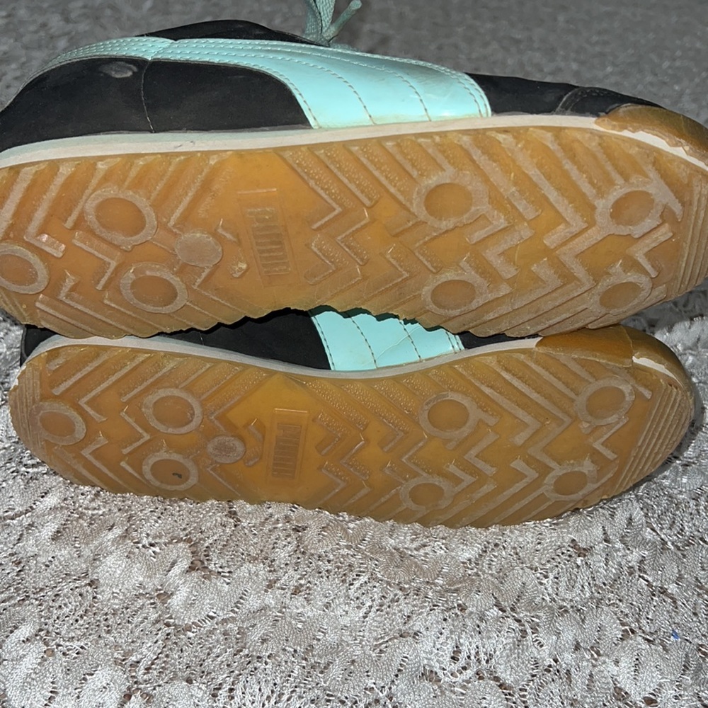 Woman’s Puma “Romas” Shoes - Picture 2 of 4